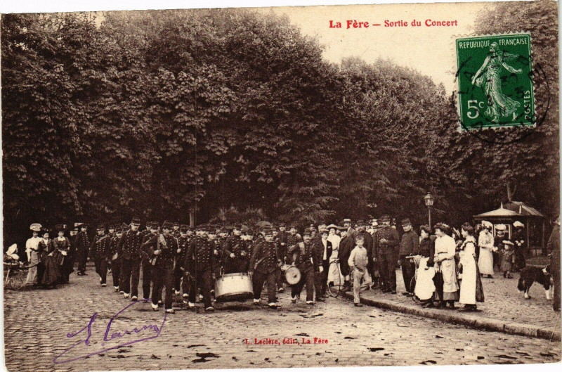 Carte postale ancienne La Fere Sortie du Concert