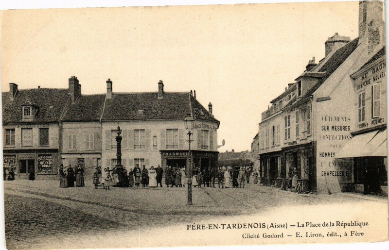 Carte postale ancienne Fere-En-Tardenois La Place de la Republique à Fère-en-Tardenois