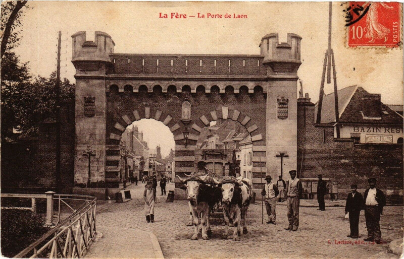 Carte postale ancienne La Fere La Porte de Laon à Laon