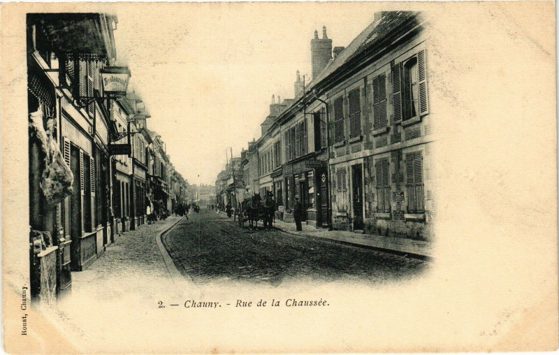 Carte postale ancienne Chauny Rue de la Chaussee à Chauny