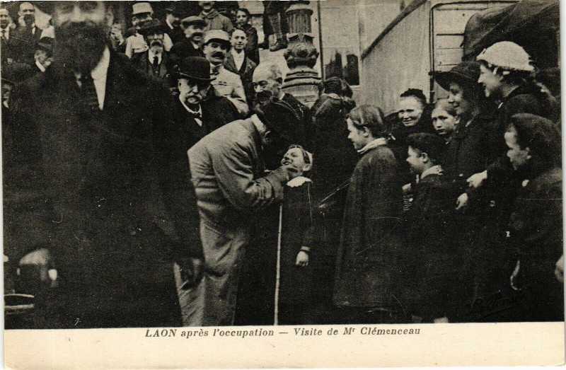 Carte postale ancienne Laon apres l'occupation Visite de Mr Clemenceau à Laon