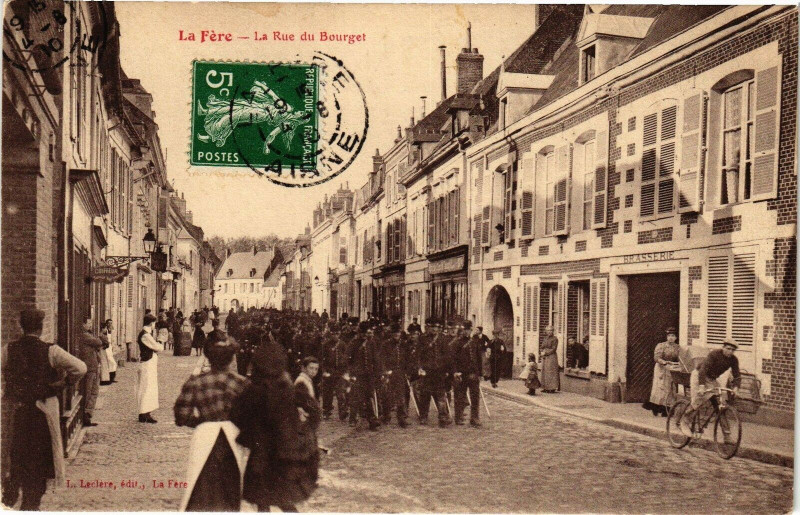 Carte postale ancienne La Fere La Rue du Bourget