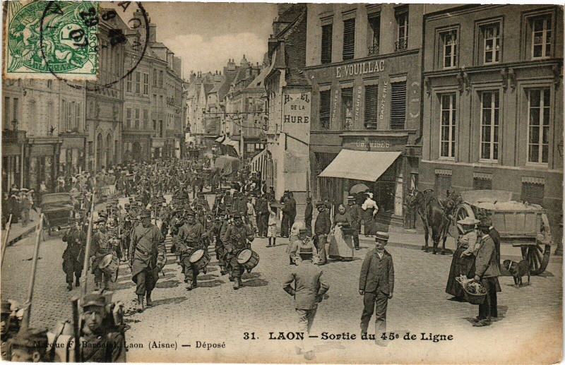 Carte postale ancienne Laon Sortie du 45e de Ligne à Laon