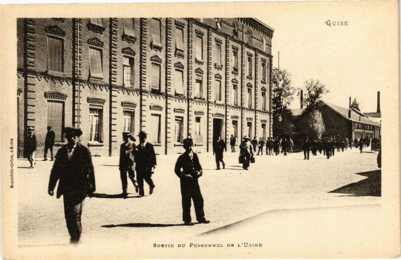 Carte postale ancienne Guise Sortie du Personnel de l'Usine à Guise