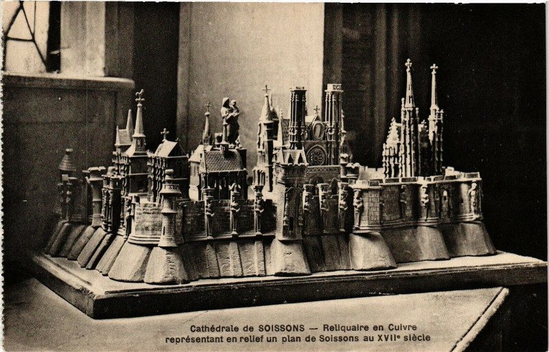 Carte postale ancienne Soissons Reliquaire en cuivre à Soissons