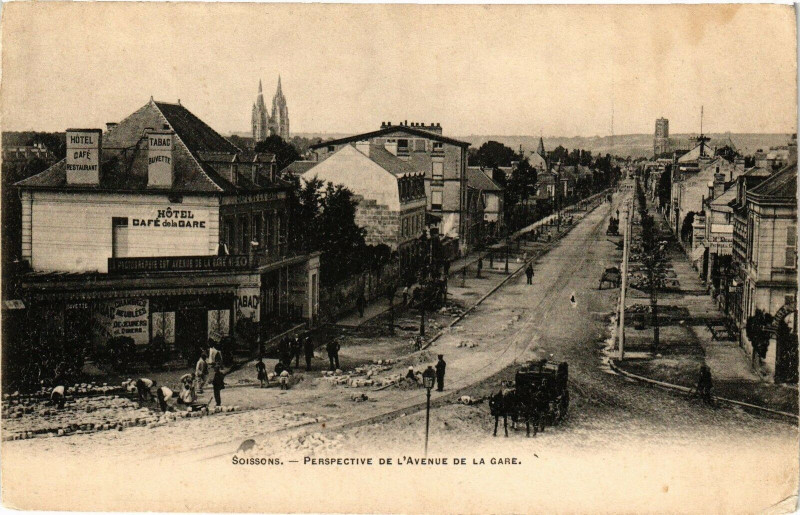 Carte postale ancienne Soissons Prespective de l'avenue à Soissons