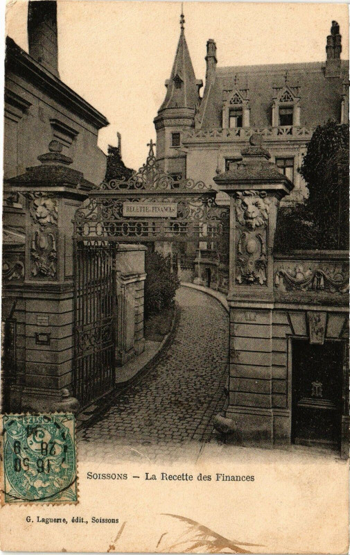 Carte postale ancienne Soissons La recette des finances à Soissons