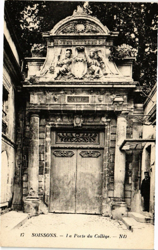 Carte postale ancienne Soissons La Porte du college à Soissons