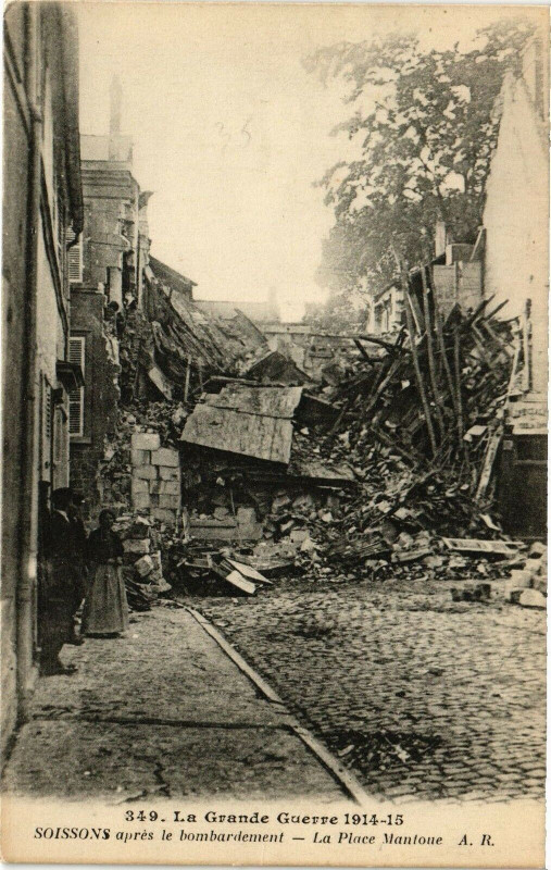 Carte postale ancienne Soissons La Place mantone à Soissons