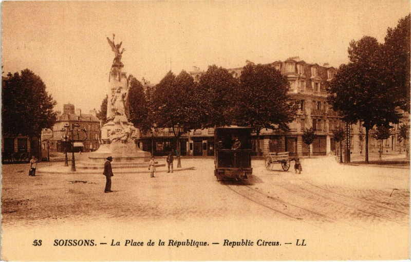 Carte postale ancienne Soissons La place de la republique Republic Circus à Soissons