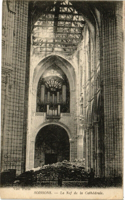 Carte postale ancienne Soissons La Nef de la cathedrale à Soissons