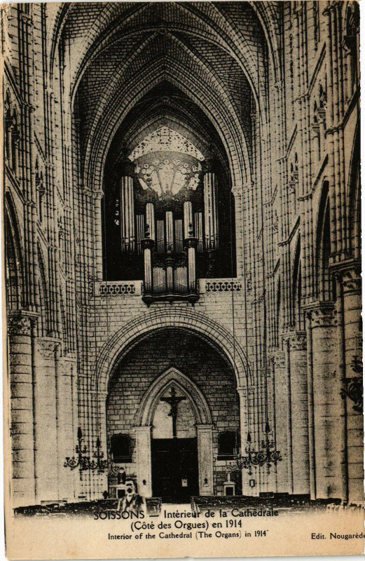 Carte postale ancienne Soissons Interieur de la cathedrale à Soissons