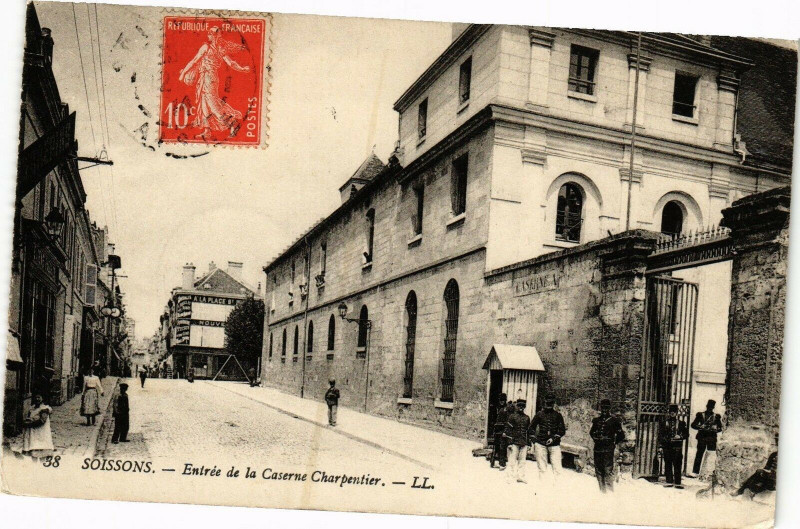 Carte postale ancienne Soissons Entree de la caserne charpentier à Soissons