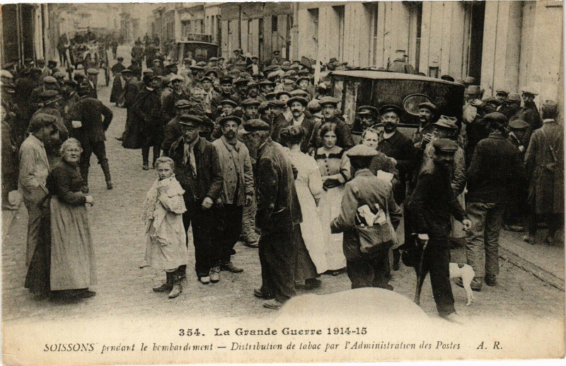 Carte postale ancienne Soissons Distribution de labac par à Soissons