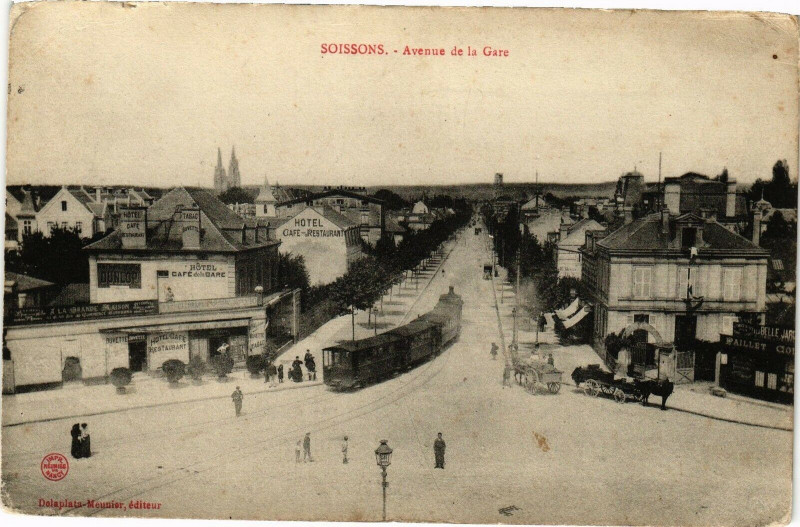 Carte postale ancienne Soissons Avenue de la gare à Soissons