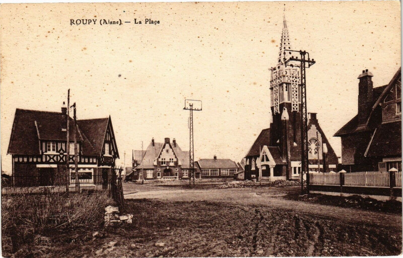 Carte postale ancienne Roupy La place à Roupy
