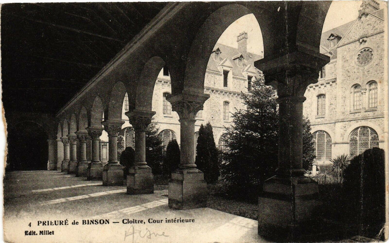 Carte postale ancienne Prieure De Binson Cloitre cour interieure