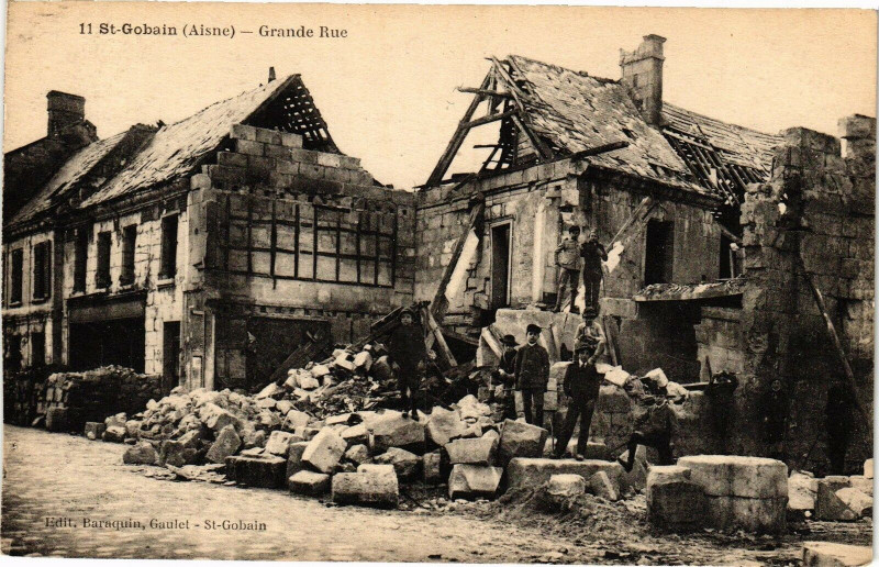 Carte postale ancienne Saint-Gobain Grande rue à Saint-Gobain