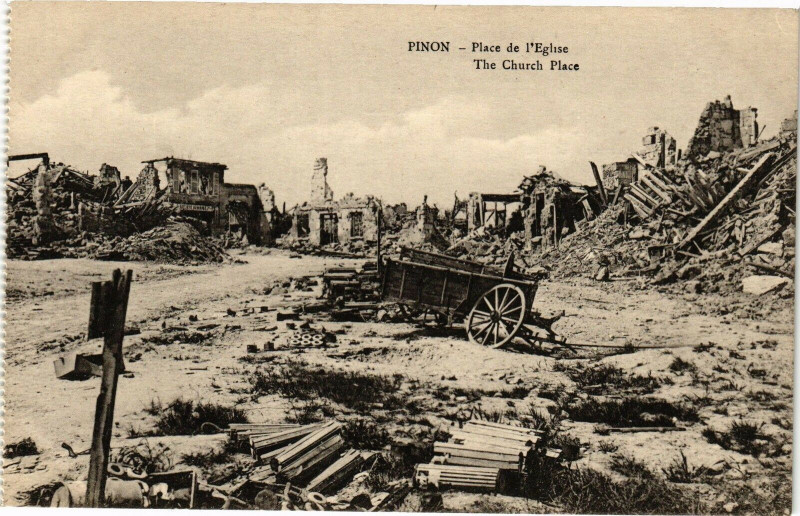 Carte postale ancienne Pinon Place de l' Eglise à Pinon