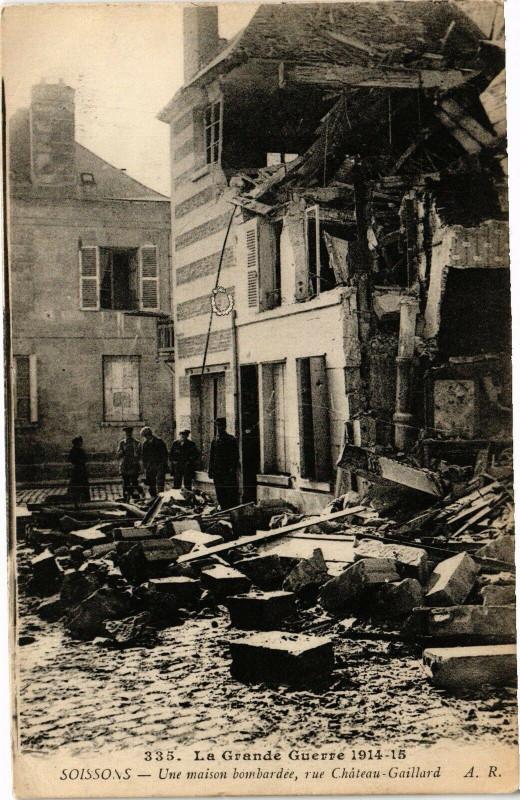 Carte postale ancienne Soissons Une maison bombardee à Soissons
