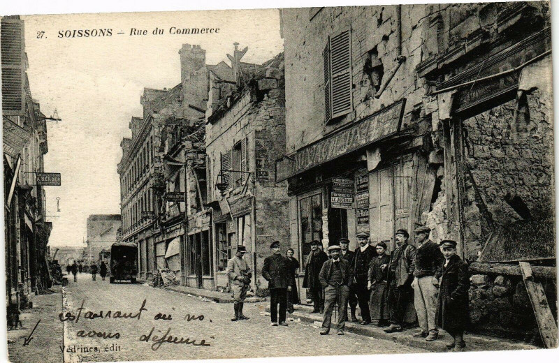 Carte postale ancienne Soissons Rue du commerce à Soissons