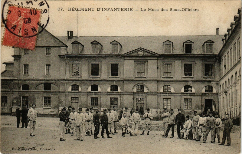 Carte postale ancienne Soissons Regiment d'infantierie à Soissons
