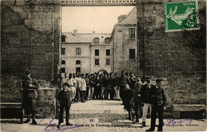 Carte postale ancienne Soissons Porte de la caserne à Soissons