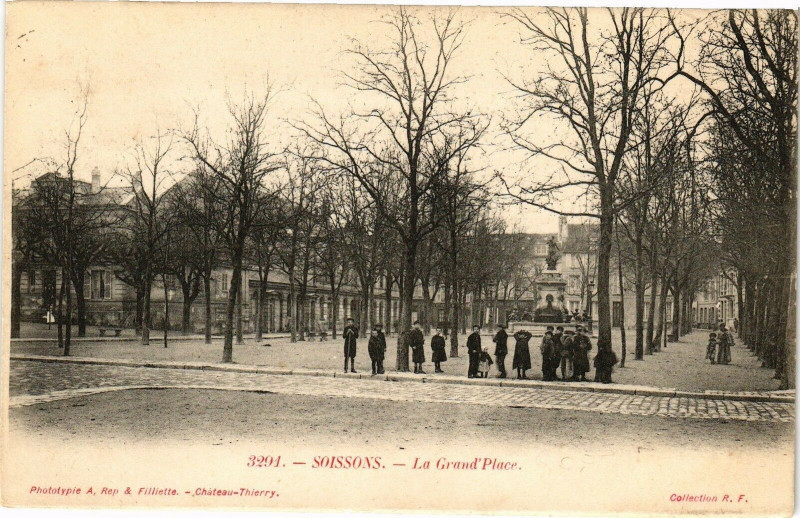 Carte postale ancienne Soissons La Grand place à Soissons