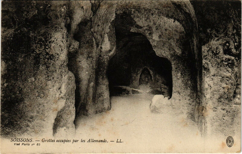 Carte postale ancienne Soissons Grottes occupees par à Soissons
