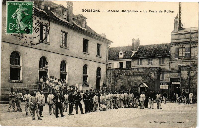 Carte postale ancienne Soissons Caserne charpentier à Soissons