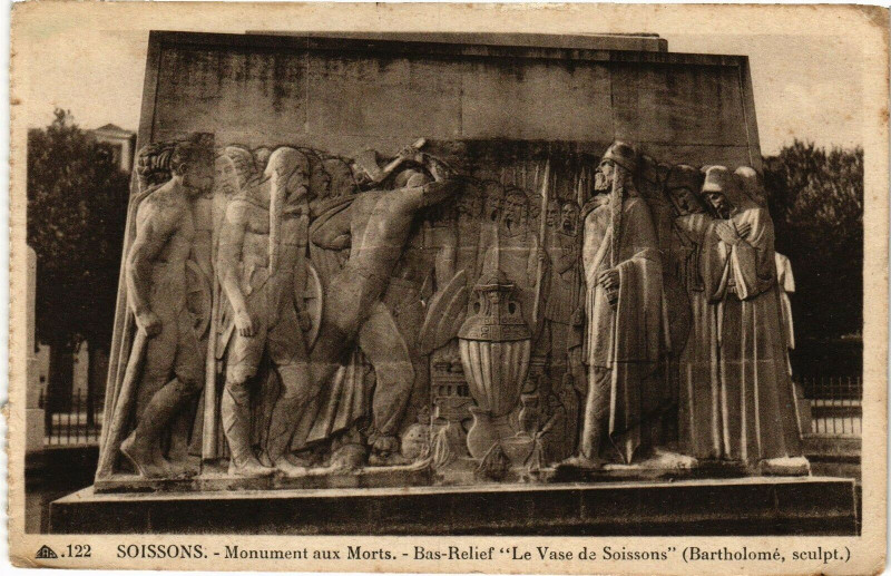 Carte postale ancienne Soissons Monument aux morts à Soissons