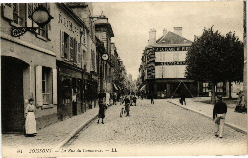 Carte postale ancienne Soissons La rue du commerce à Soissons
