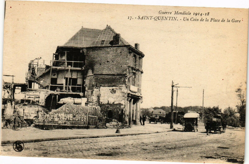 Carte postale ancienne Saint-Quentin Un coin de la place à Saint-Quentin