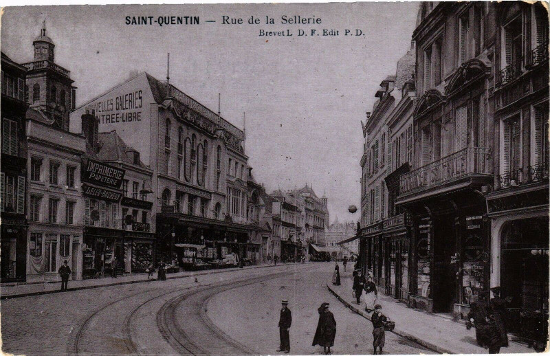 Carte postale ancienne Saint-Quentin Rue de la sellerie à Saint-Quentin