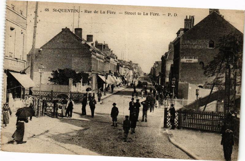 Carte postale ancienne Saint-Quentin Rue de la fere à Saint-Quentin