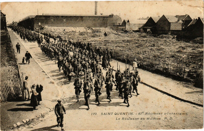 Carte postale ancienne Saint-Quentin Regiment d'infanterie à Saint-Quentin