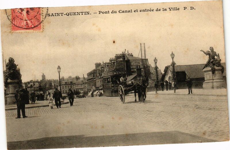 Carte postale ancienne Saint-Quentin Pont du canal et entree à Saint-Quentin