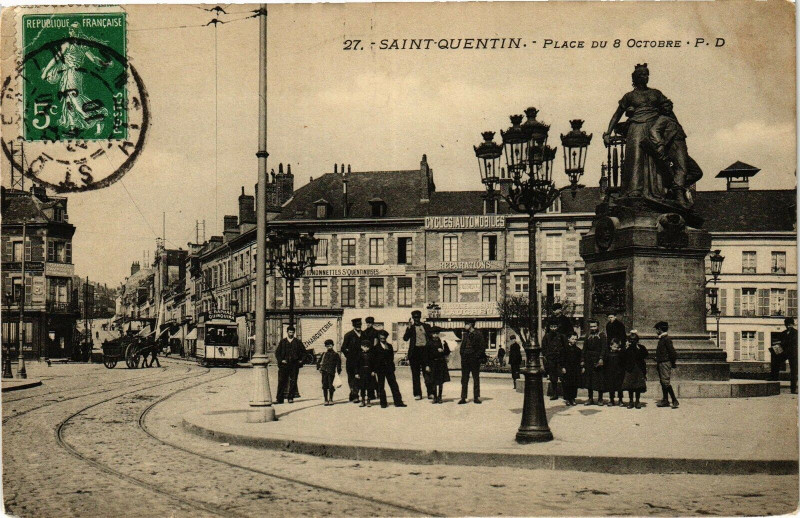 Carte postale ancienne Saint-Quentin Place du 8 octobre à Saint-Quentin