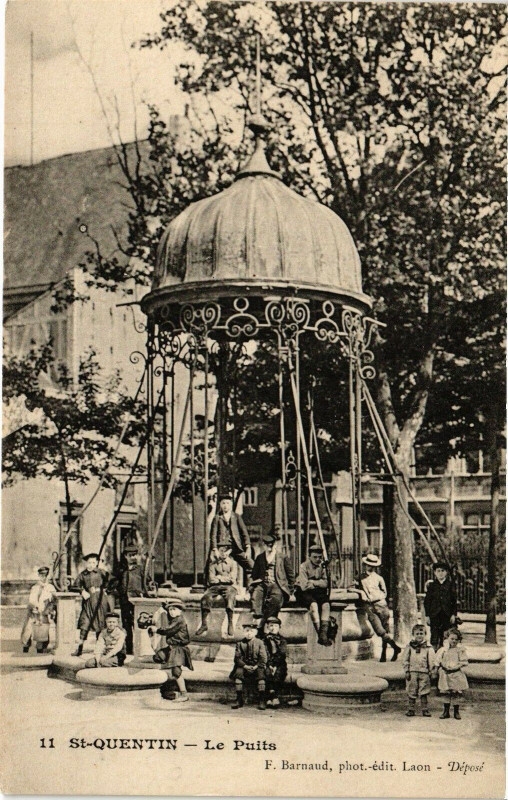 Carte postale ancienne Saint-Quentin Le puits à Saint-Quentin