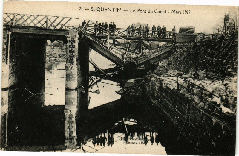 Carte postale ancienne Saint-Quentin Le pont du canal à Saint-Quentin