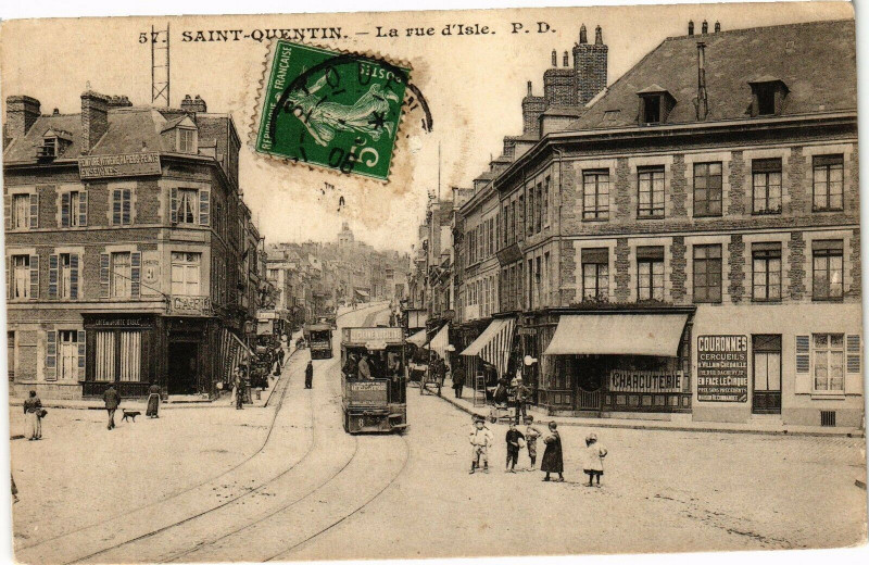 Carte postale ancienne Saint-Quentin La rue d'isle à Saint-Quentin