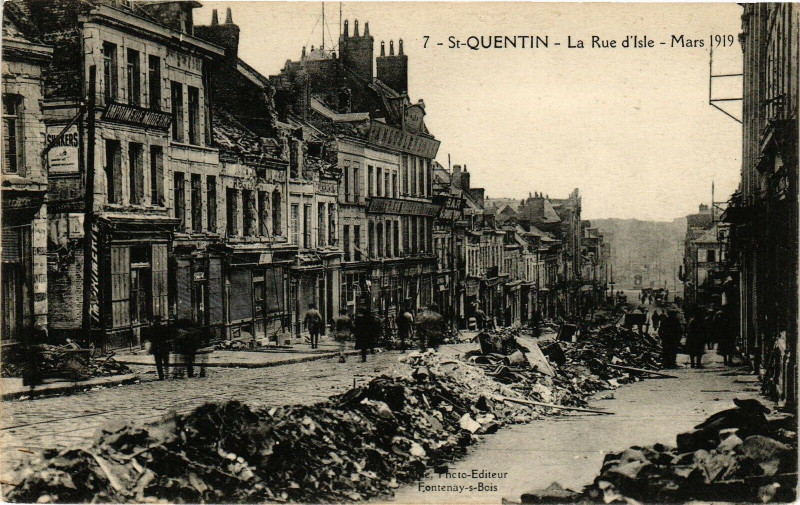 Carte postale ancienne Saint-Quentin La rue d'isle à Saint-Quentin