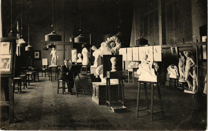 Carte postale ancienne Saint-Quentin l'Interieur De L'Ecole à Saint-Quentin