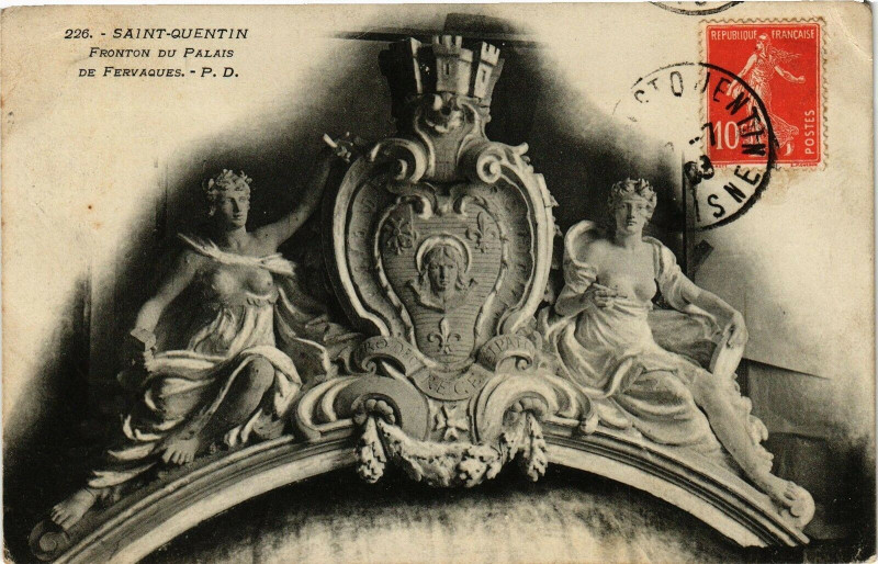 Carte postale ancienne Saint-Quentin Fronton du palais à Saint-Quentin