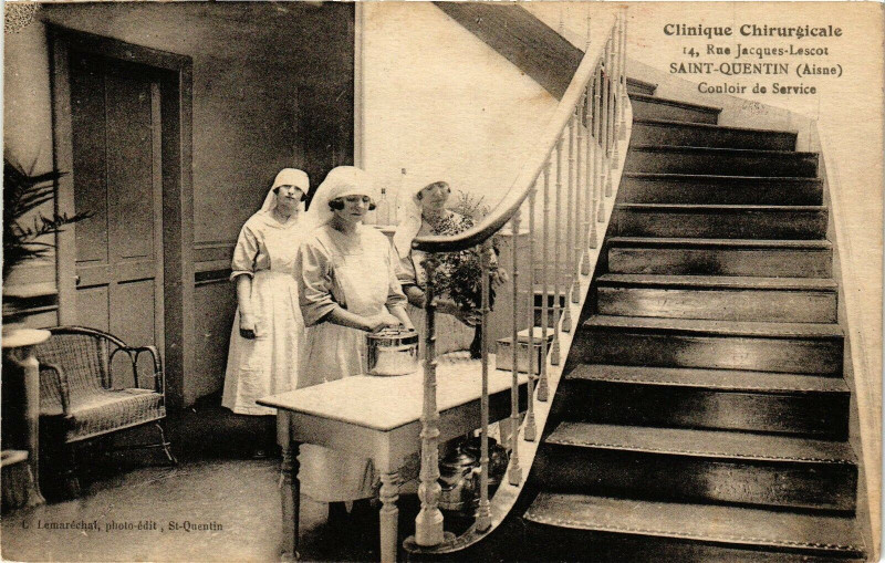 Carte postale ancienne Saint-Quentin Couloir de service à Saint-Quentin