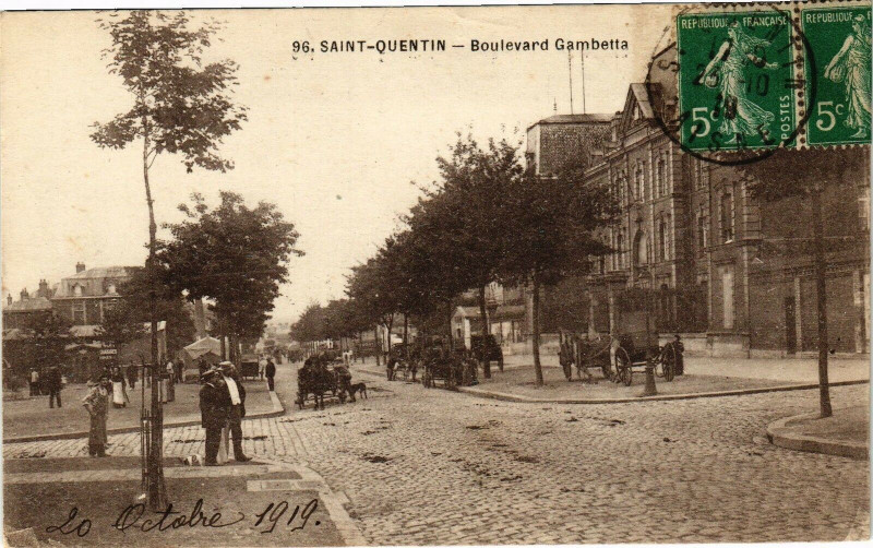 Carte postale ancienne Saint-Quentin Boulevard gambetta à Saint-Quentin