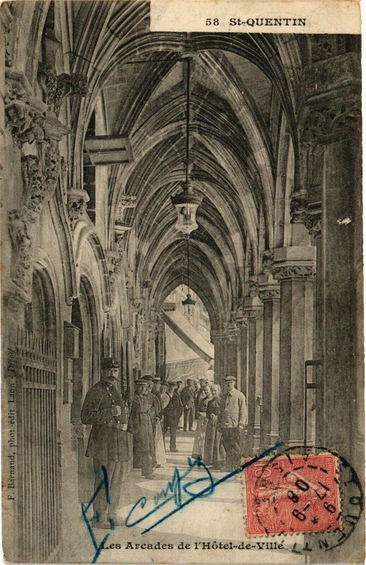 Carte postale ancienne Saint-Quentin Les arcades de l'hotel à Saint-Quentin