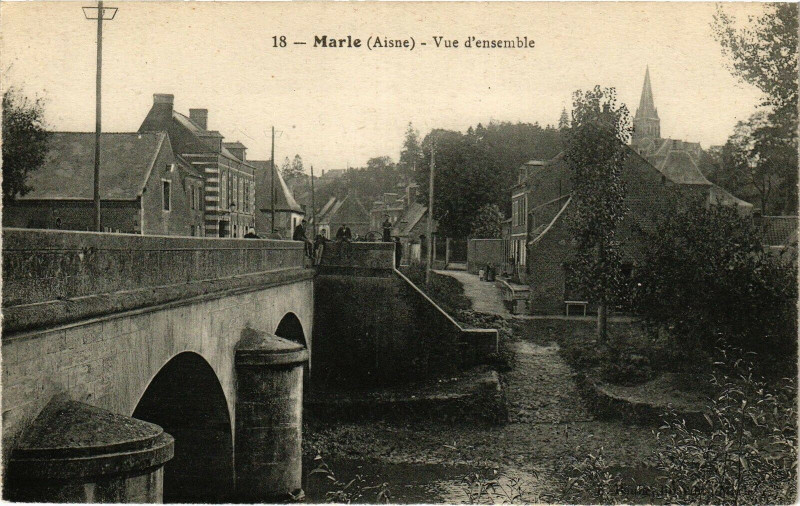 Carte postale ancienne Marle Vue d'ensemble à Marle