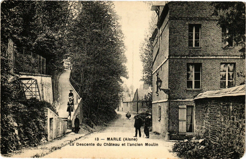 Carte postale ancienne Marle La descente du chateau à Marle