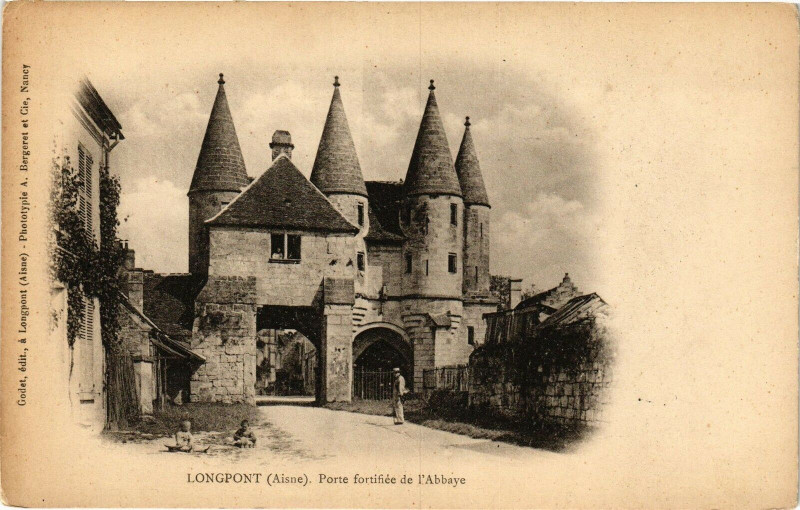 Carte postale ancienne Longpont Porte fortifiee à Longpont